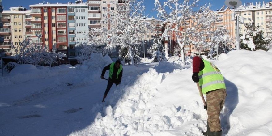 Seydişehir’de kar temizleme çalışmaları sürüyor