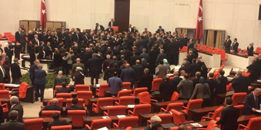 TBMM'de oylamada arbede çıktı! Oylama durdu