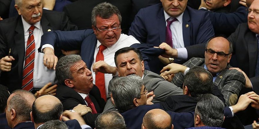 CHP'liler kürsüyü işgal etti, kavga çıktı