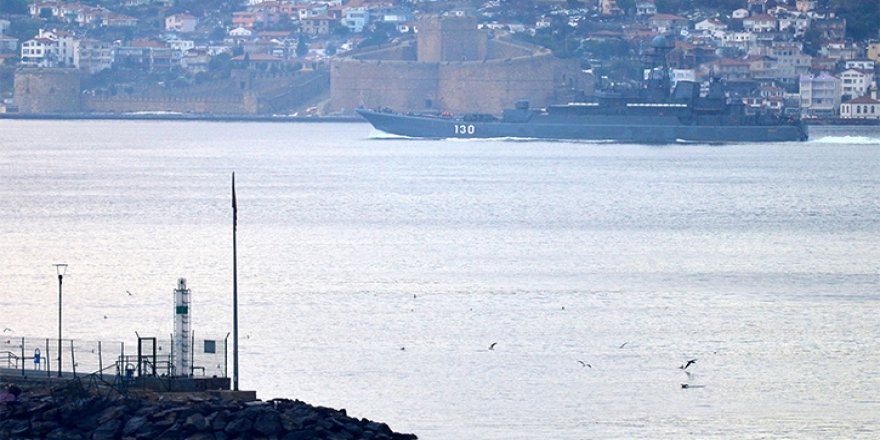 Rus askeri gemisi Çanakkale Boğazı'ndan geçti