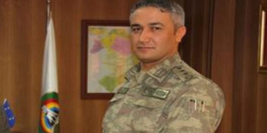 Muhtara albay üniforması giydirmişler