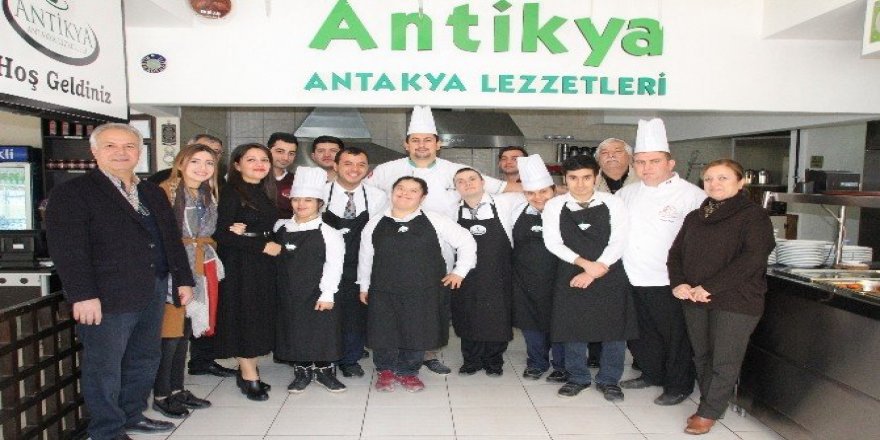 Zihinsel engelli öğrenciler garson oldu