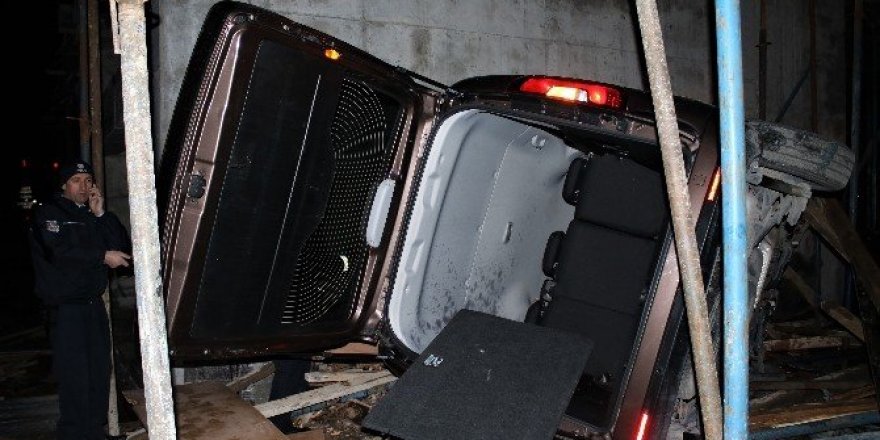 Alkollü sürücü, polisten kaçarken inşaata uçtu