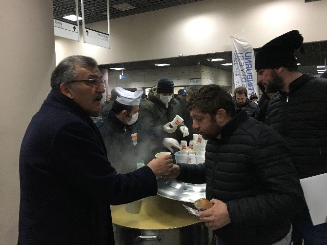 Marmaray’da vatandaşlara sabah çorbası dağıtıldı