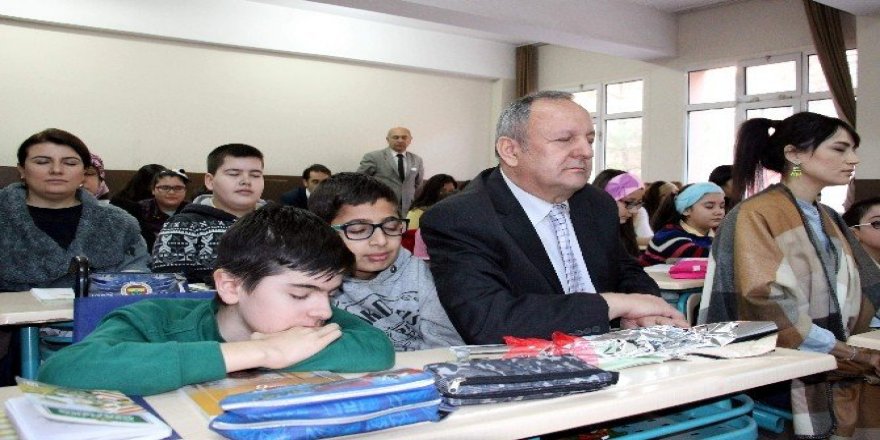 175 bin öğrenci gözlerini aynı anda kapadı