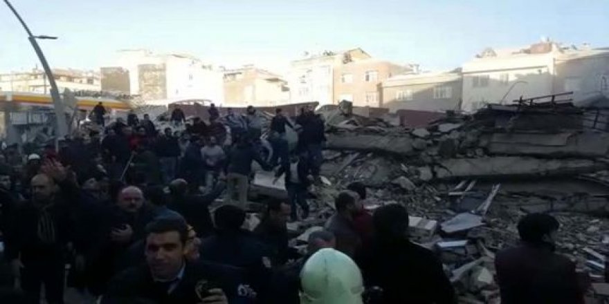 Zeytinburnu'nda bina çöktü! Ölü ve yaralılar var