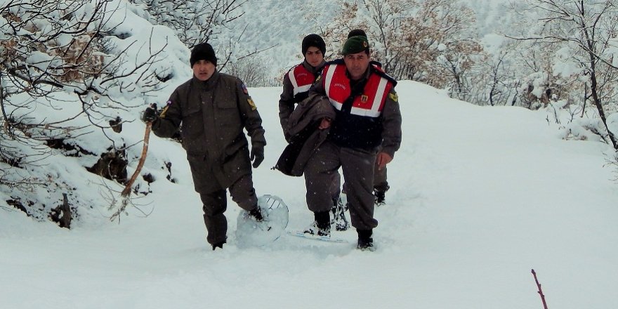 Yayla evinde mahsur kalan aileye Jandarma yardım etti