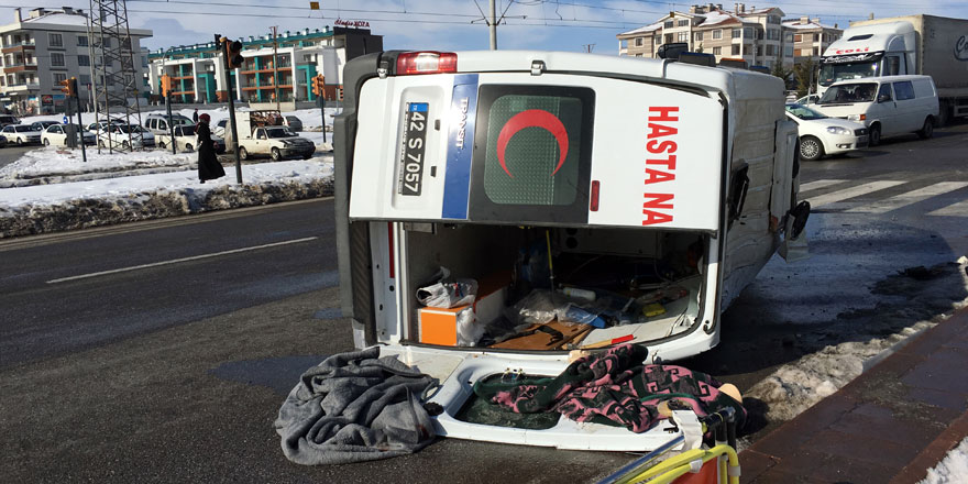 Hasta nakil aracı otomobille çarpıştı: 3 yaralı