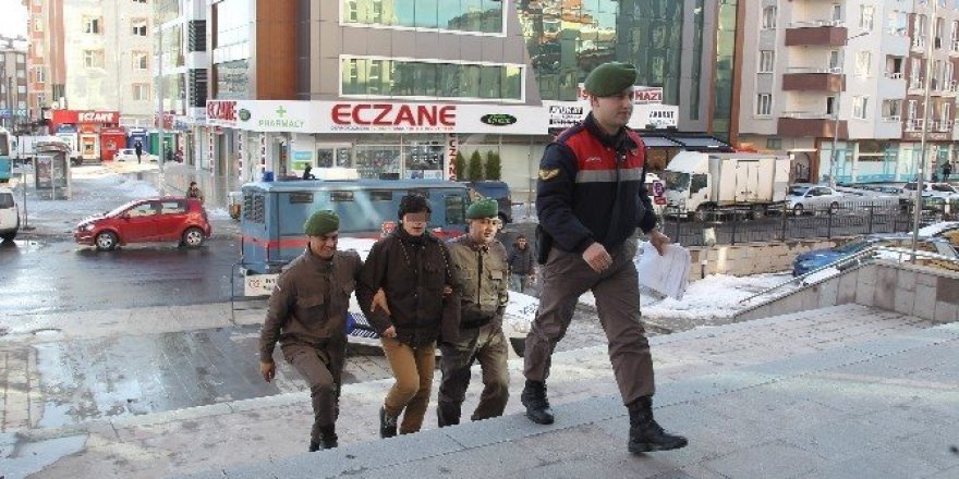 Eli bıçaklı gaspçı tutuklandı