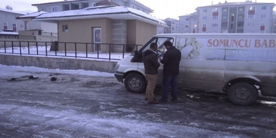 Her yerde dedesinden kalma kedisini arıyor