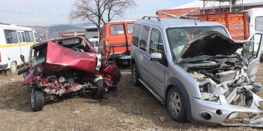 Otomobil ile hafif ticari araç kafa kafaya çarpıştı: 3 ölü, 5 yaralı