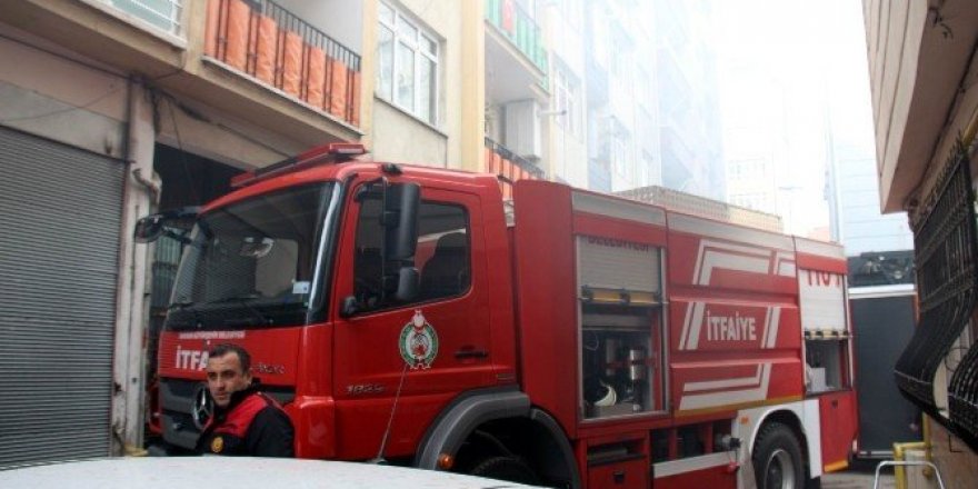 Araçları elleriyle iterek itfaiyeye yol açtılar