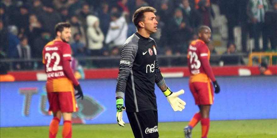 Muslera özel eldivenle sahada
