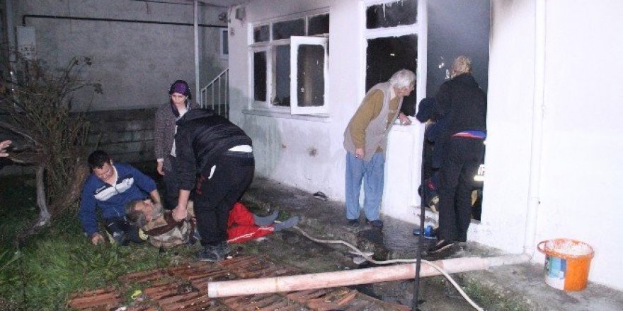 Alevlerin arasına dalıp komşusunu kurtardı