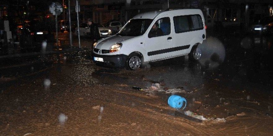 Çanakkale’de etkili olan yağmur su baskınlarına neden oldu