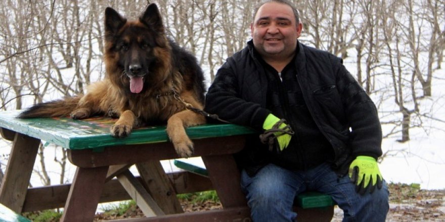 Onun görevi karda kaybolanların imdadına koşmak