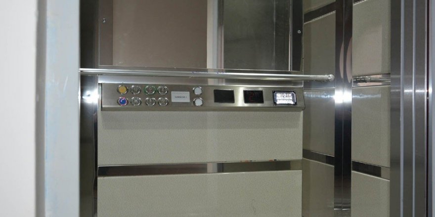 Uşak’ta ilk defa bir eve engelli asansörü takıldı