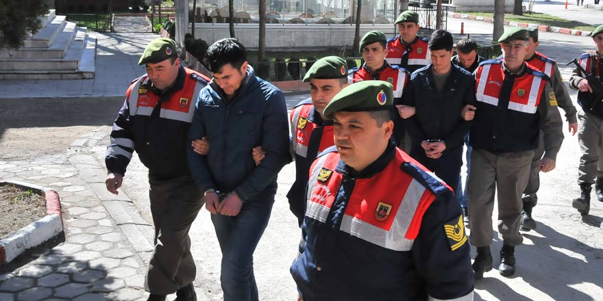 Tren yolu cinayetinin zanlıları adliyeye çıkarıldı
