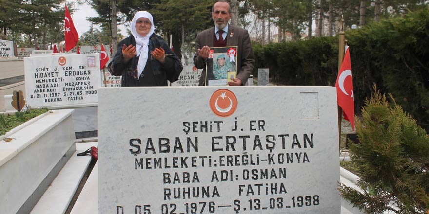 Şehit oğlunun boş mezarını ziyaret ediyor