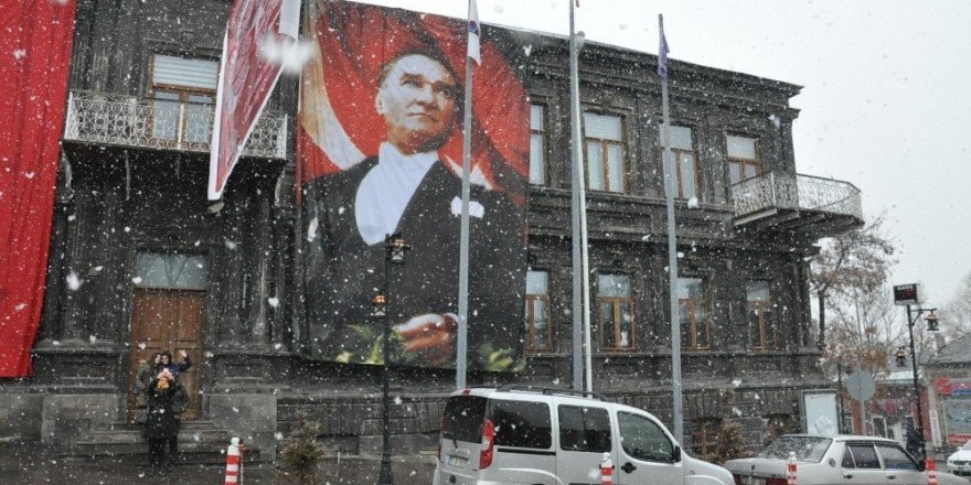 Kars’ta kar yağışı devam ediyor