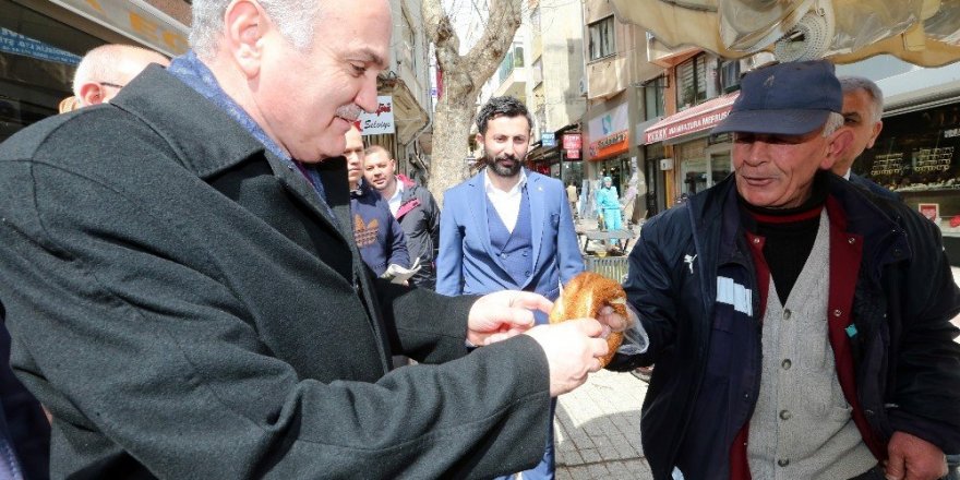 Bakan Özlü vatandaşlara simit dağıtı