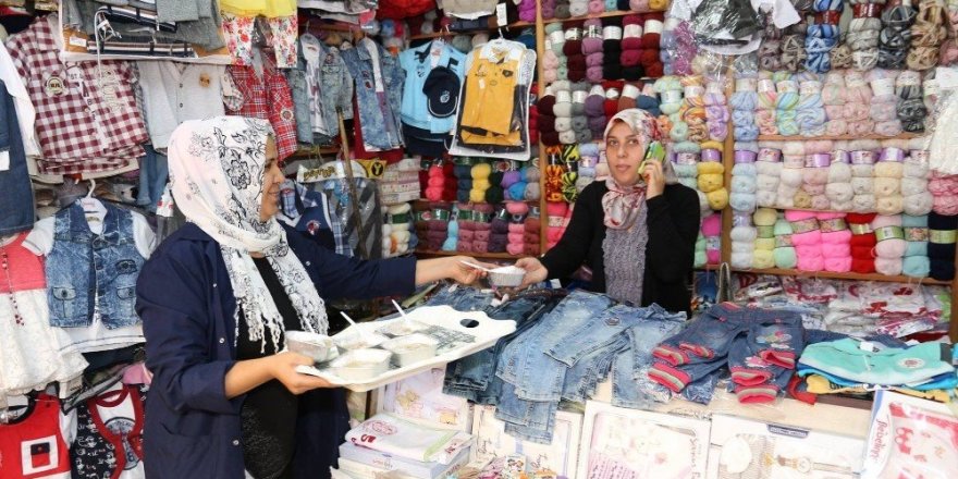 Çanakkale şehitleri için helva ile aşure dağıtıldı