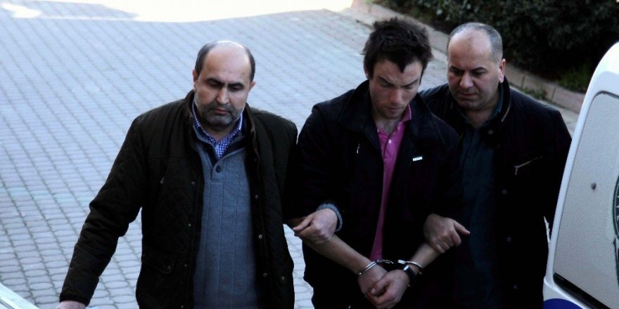 Gasp ettiği kadının başında vazo kırdı
