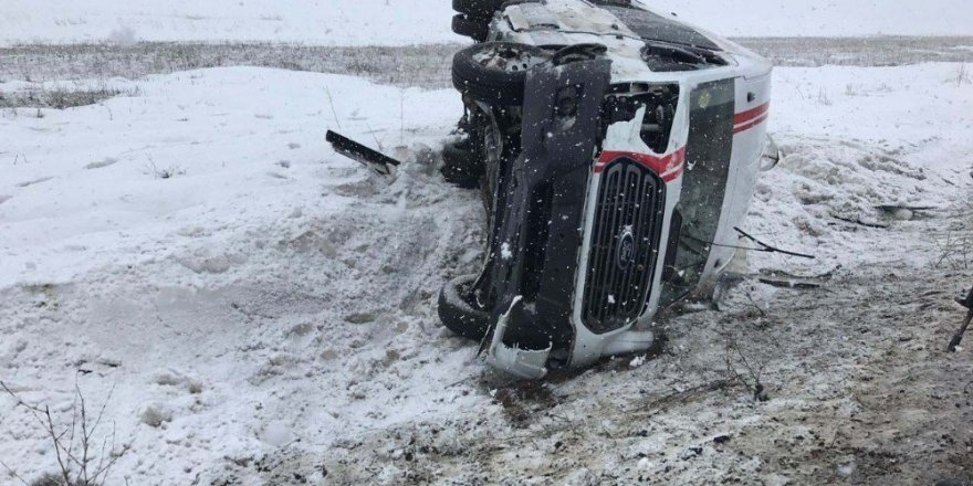 Ağrı Bayan Futbol takımı trafik kazası geçirdi: 1’i ağır 18 yaralı
