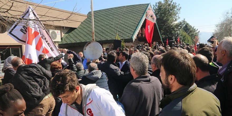 Eski milletvekili Akşener'in konferansında arbede