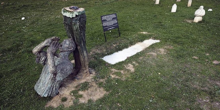 Srebrenitsalı savaş mağdurları heykeline saldırı