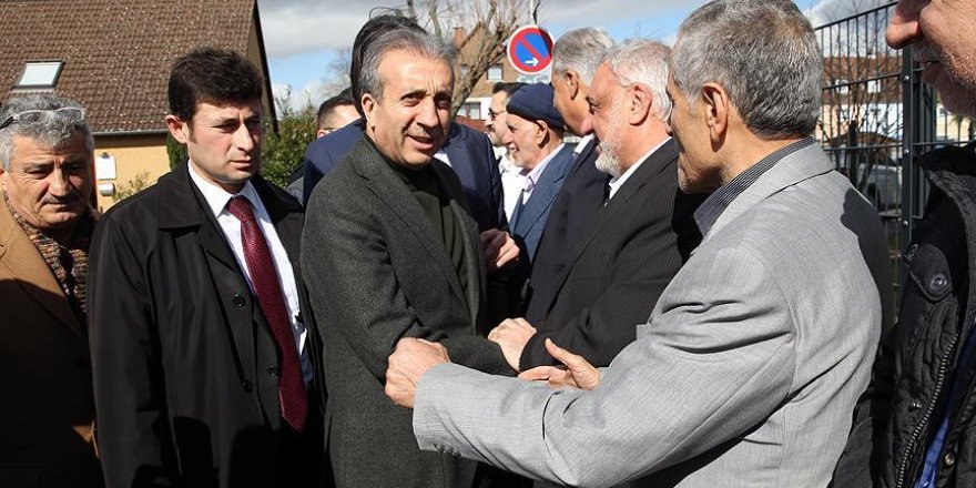 Almanya'daki yasaklar Eker'in vatandaşlarla buluşmasını engelleyemedi