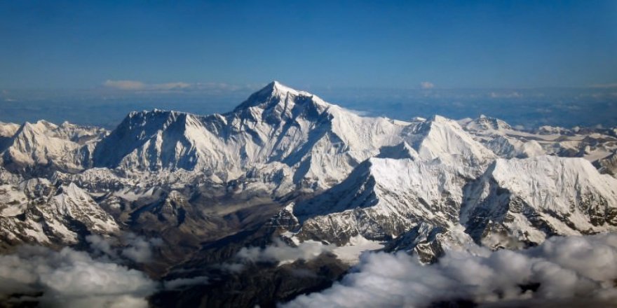 Everest’e tırmanmaya çalışan dağcı hayatını kaybetti