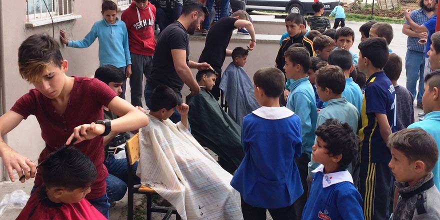 Öğrenciler fön çekip, saç tıraşı yaptı