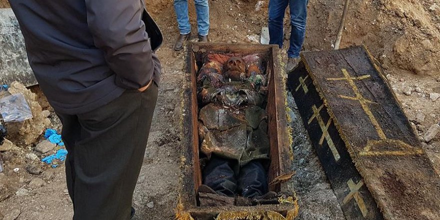 Konservatörler işgalci Rus subayın cesedini inceledi