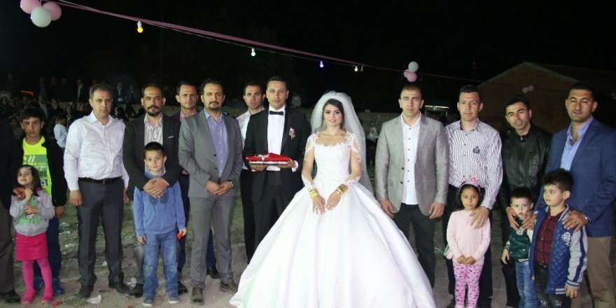 Yeni çifte arkadaşlarından anlamlı hediye