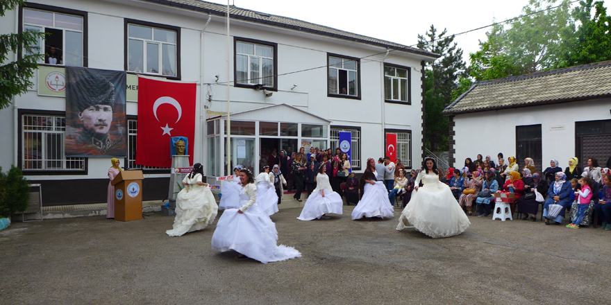 Engelli kızlar sergi açılışında gelinlik giydi