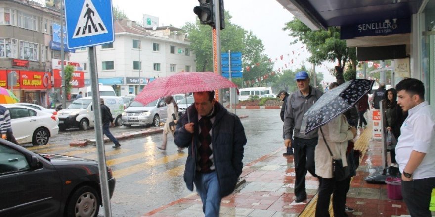 Afyonkarahisar’da aniden bastıran yağmur hayatı olumsuz etkiledi