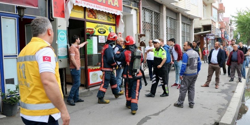 Yemek yaparken tutuşan aspiratör korku dolu anlar yaşattı