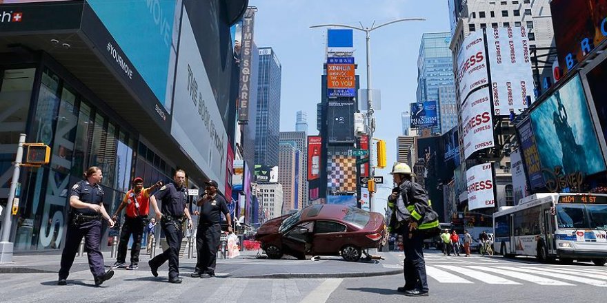 New York'ta otomobil yayalara çarptı: 13 yaralı