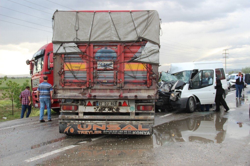 Kontrolden çıkan tır karşı şeride geçerek minibüse çarptı: 11 yaralı