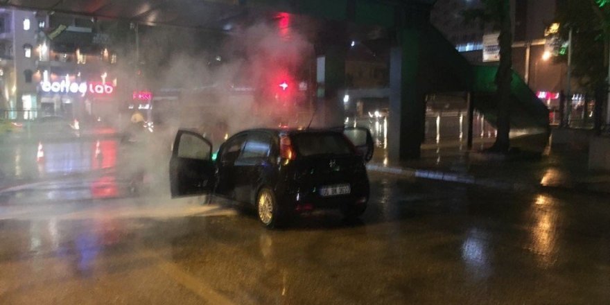 Başkent’te seyir halindeki otomobil alev alev yandı