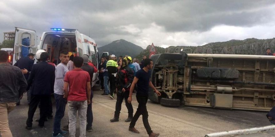 Isparta’da yolcu minibüsü ile kamyon çarpıştı: 18 yaralı