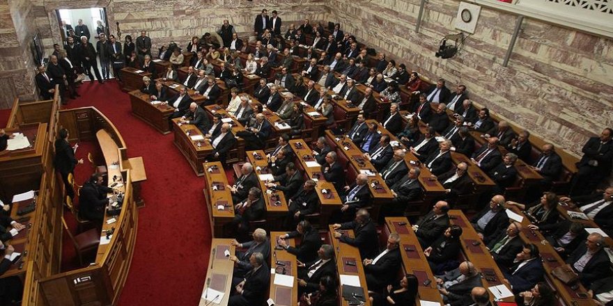 Yunanistan'da yeni kemer sıkma önlemlerine onay