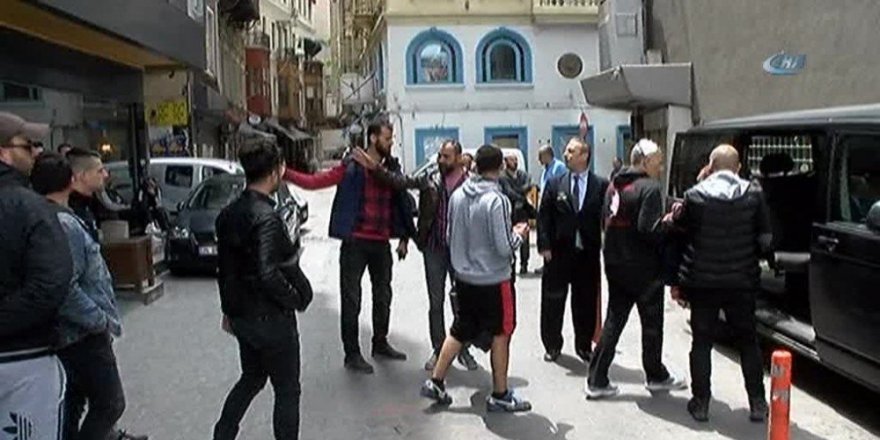 Yunanlar İstiklal Caddesi’nde ortalığı karıştırdı!