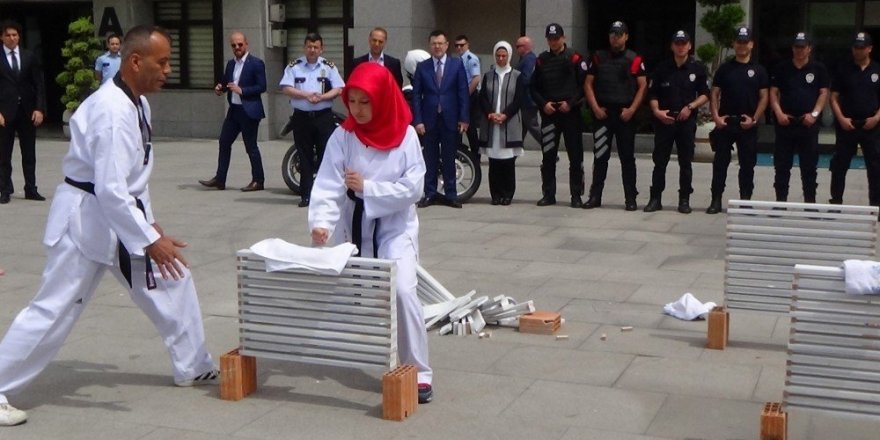 Rekortmen tekvandocu mermerleri bu kez şehit polisler için kırdı