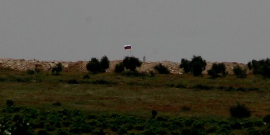 Suriye ve Rus bayrakları silahlı kişilerce korunuyor