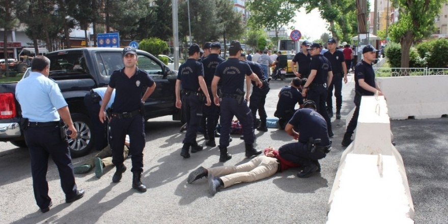 Valilik önünde iki grup arasında bıçaklı kavga: 7 gözaltı