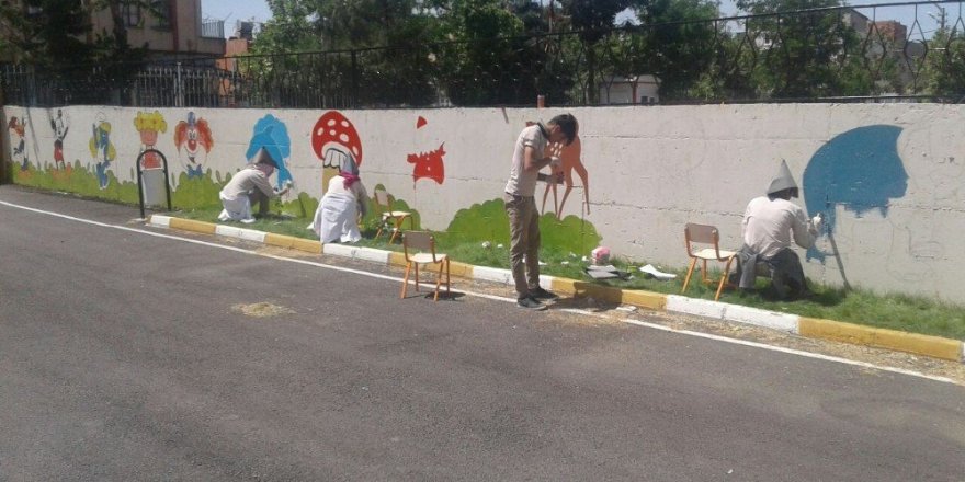 Öğrenciler okul duvarlarına masal kahramanlarını çizdi