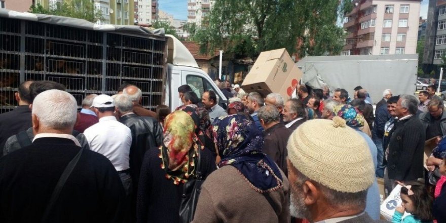 Çiftçilere koli koli tavuk dağıtıldı