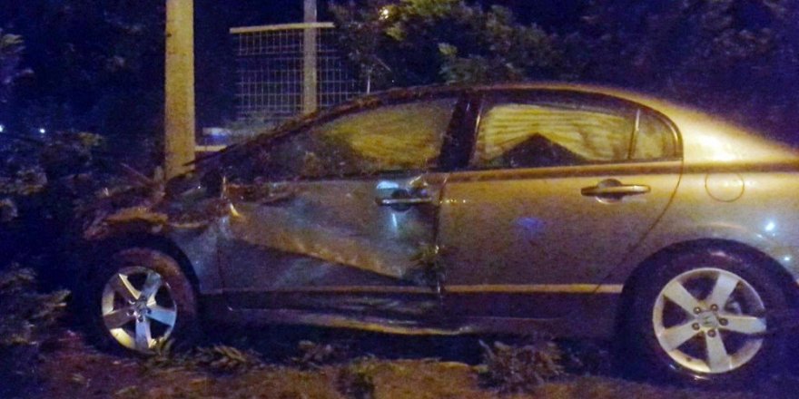 Kontrolden çıkan otomobil YHT korkuluklarına girdi